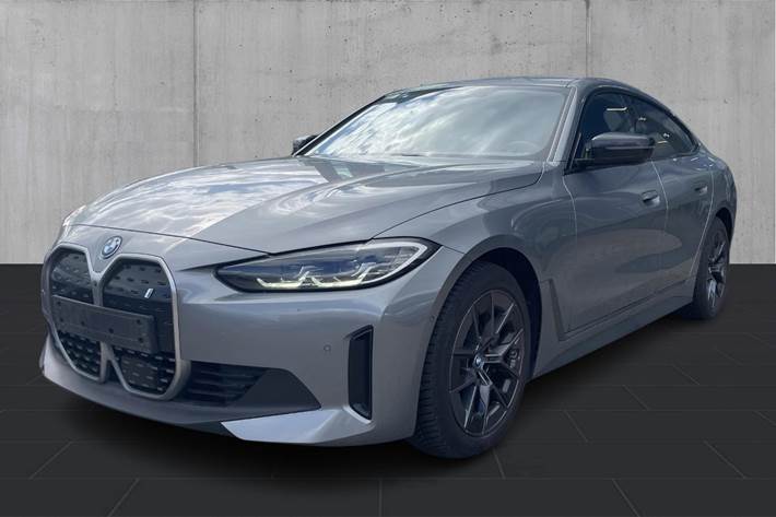 Grå BMW i4 fra 2023