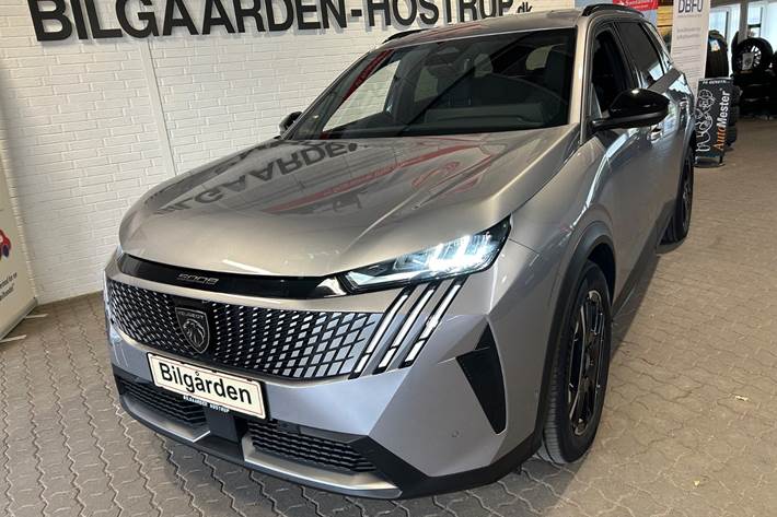 Grå Peugeot e-5008 fra 2025 set udefra