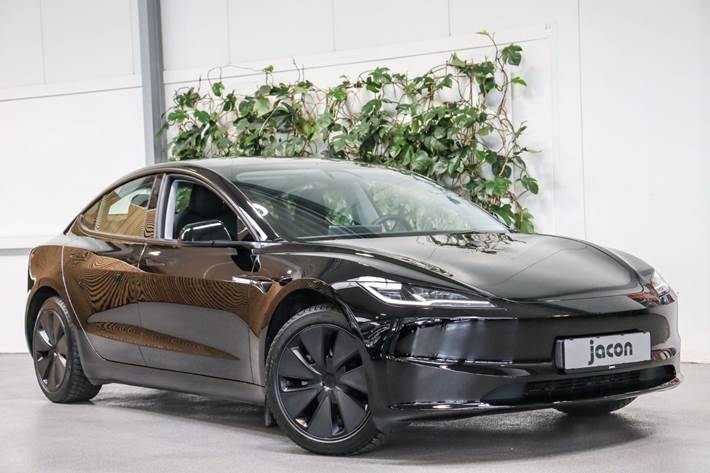 Sort Tesla Model 3 fra 2024 set udefra