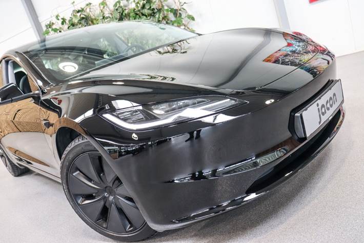 Sort Tesla Model 3 fra 2024