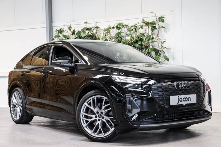 Sort Audi Q4 e-tron fra 2023 set udefra