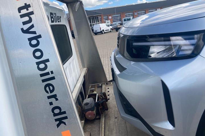 Hvid Opel Movano fra 2015