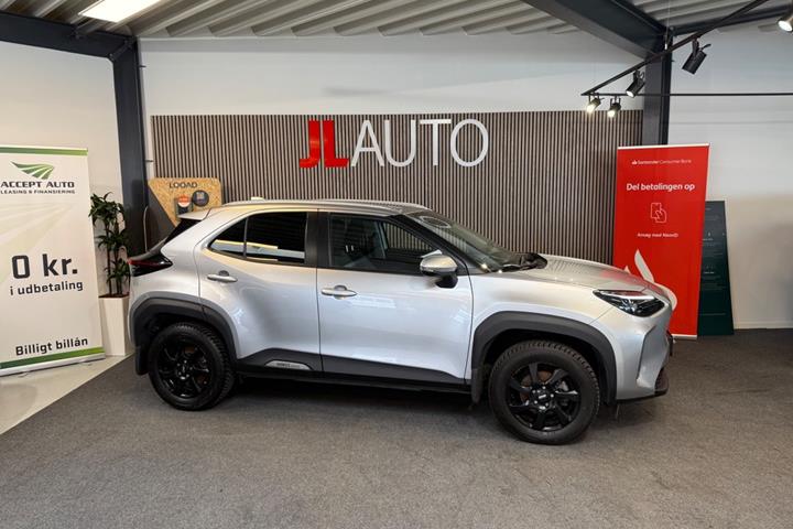 Sølv Toyota Yaris Cross fra 2021 set udefra