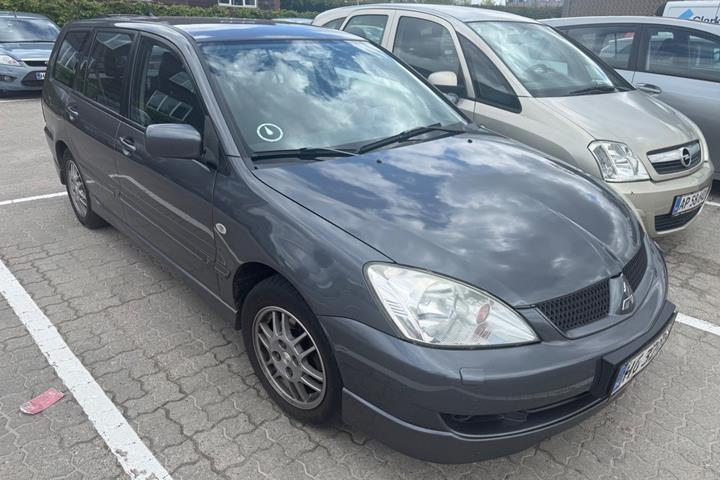 Grå Mitsubishi Lancer fra 2007 set udefra