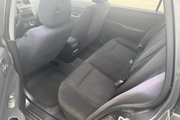 Grå Mitsubishi Lancer fra 2007 set indefra