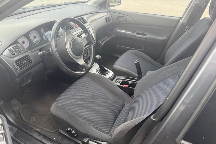 Grå Mitsubishi Lancer fra 2007 set indefra