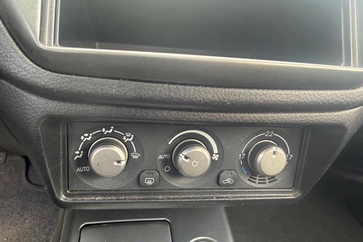Grå Mitsubishi Lancer fra 2007 set indefra
