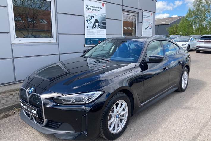 Sort BMW i4 fra 2024 set udefra