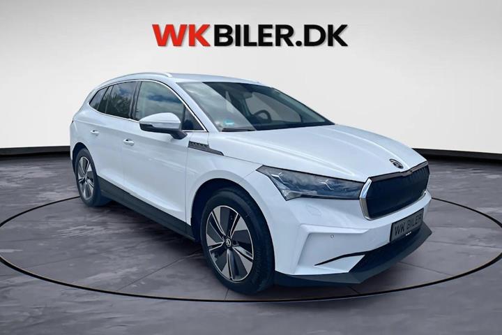 Hvid Skoda Enyaq fra 2024 set udefra