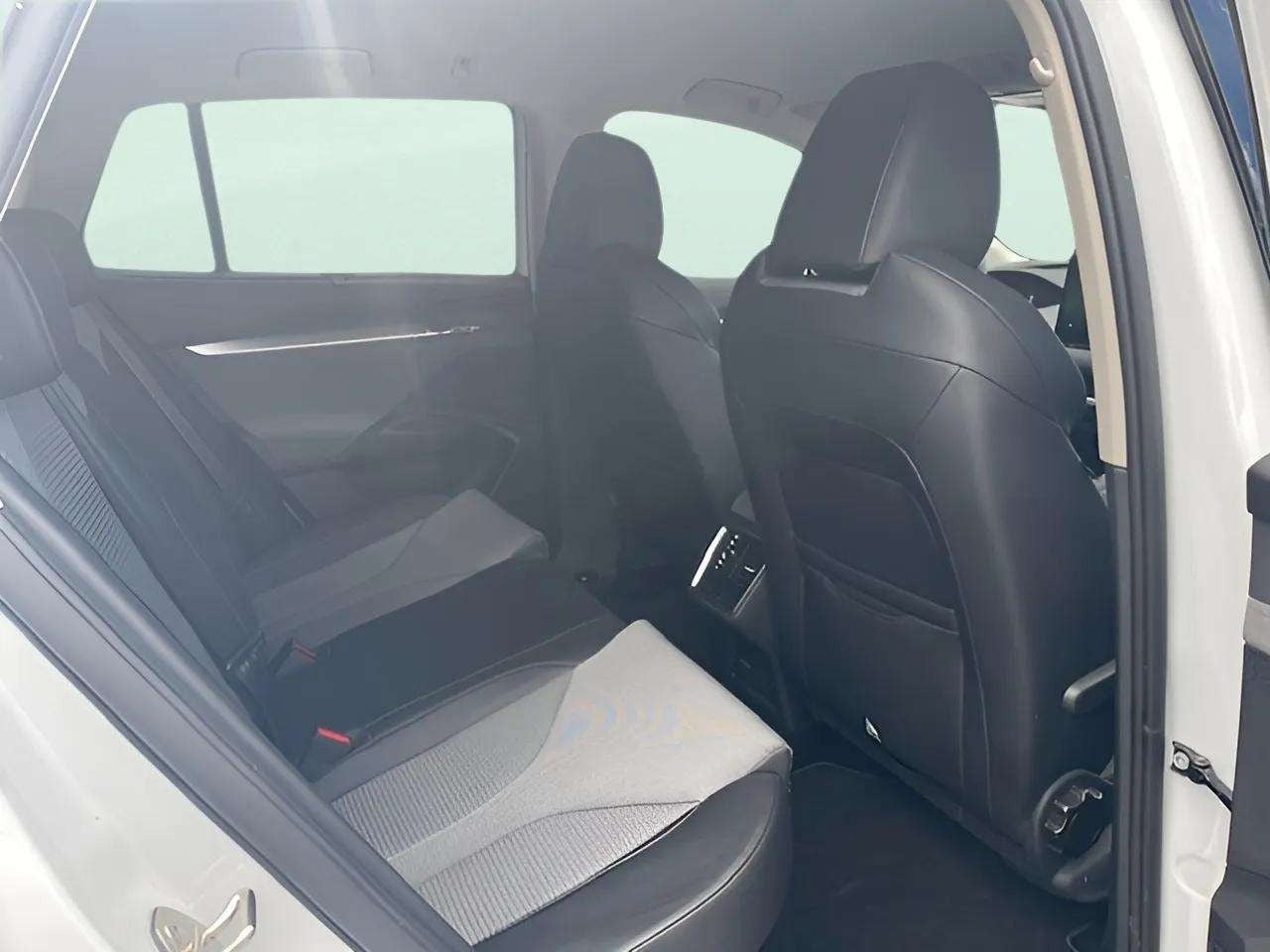 Hvid Skoda Enyaq fra 2024