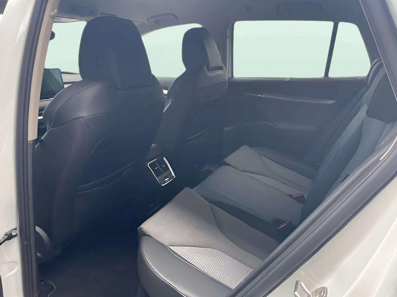 Hvid Skoda Enyaq fra 2024