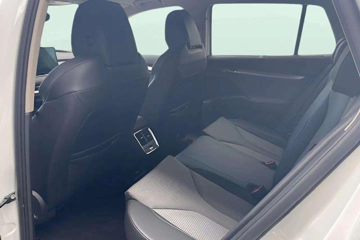 Hvid Skoda Enyaq fra 2024