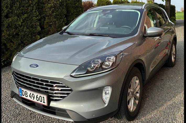 Grå Ford Kuga fra 2021 set udefra