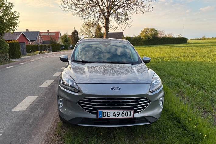 Grå Ford Kuga fra 2021