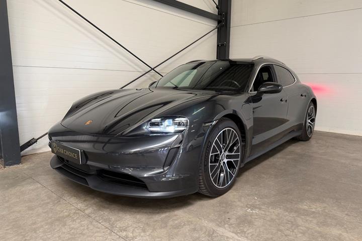Grå Porsche Taycan fra 2023 set udefra