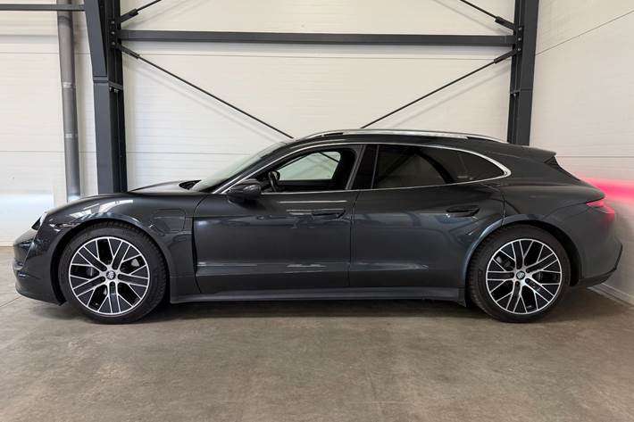 Grå Porsche Taycan fra 2023