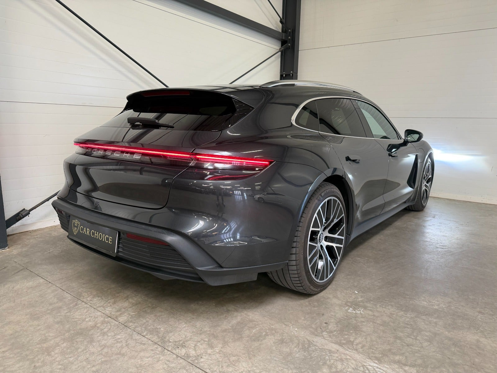 Grå Porsche Taycan fra 2023