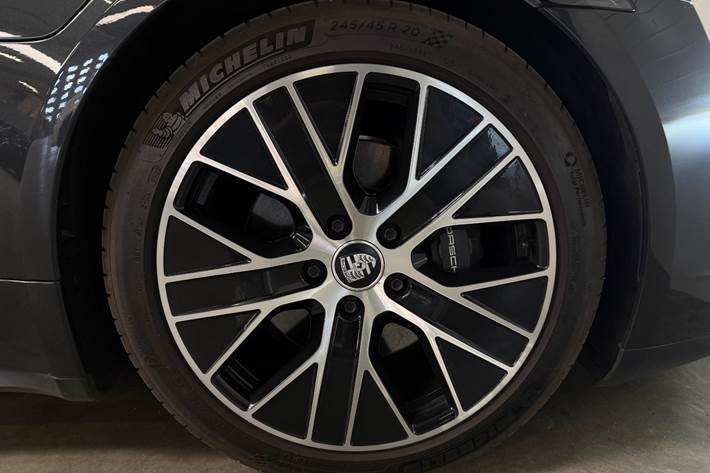 Grå Porsche Taycan fra 2023