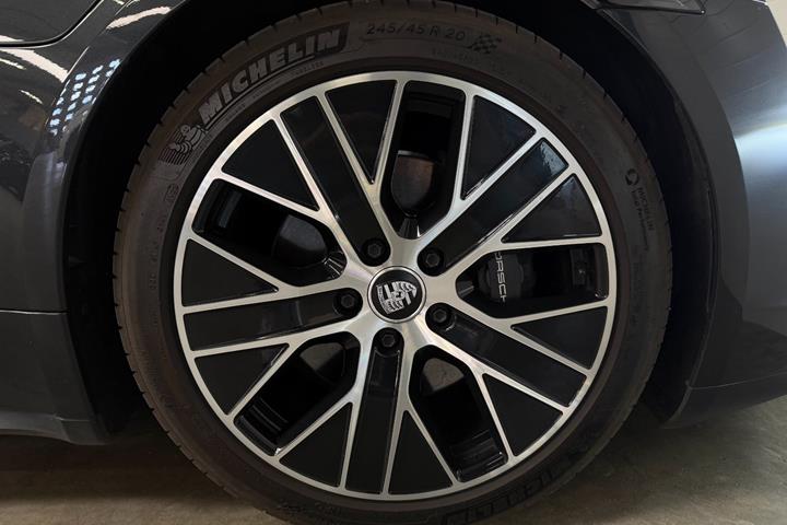 Grå Porsche Taycan fra 2023