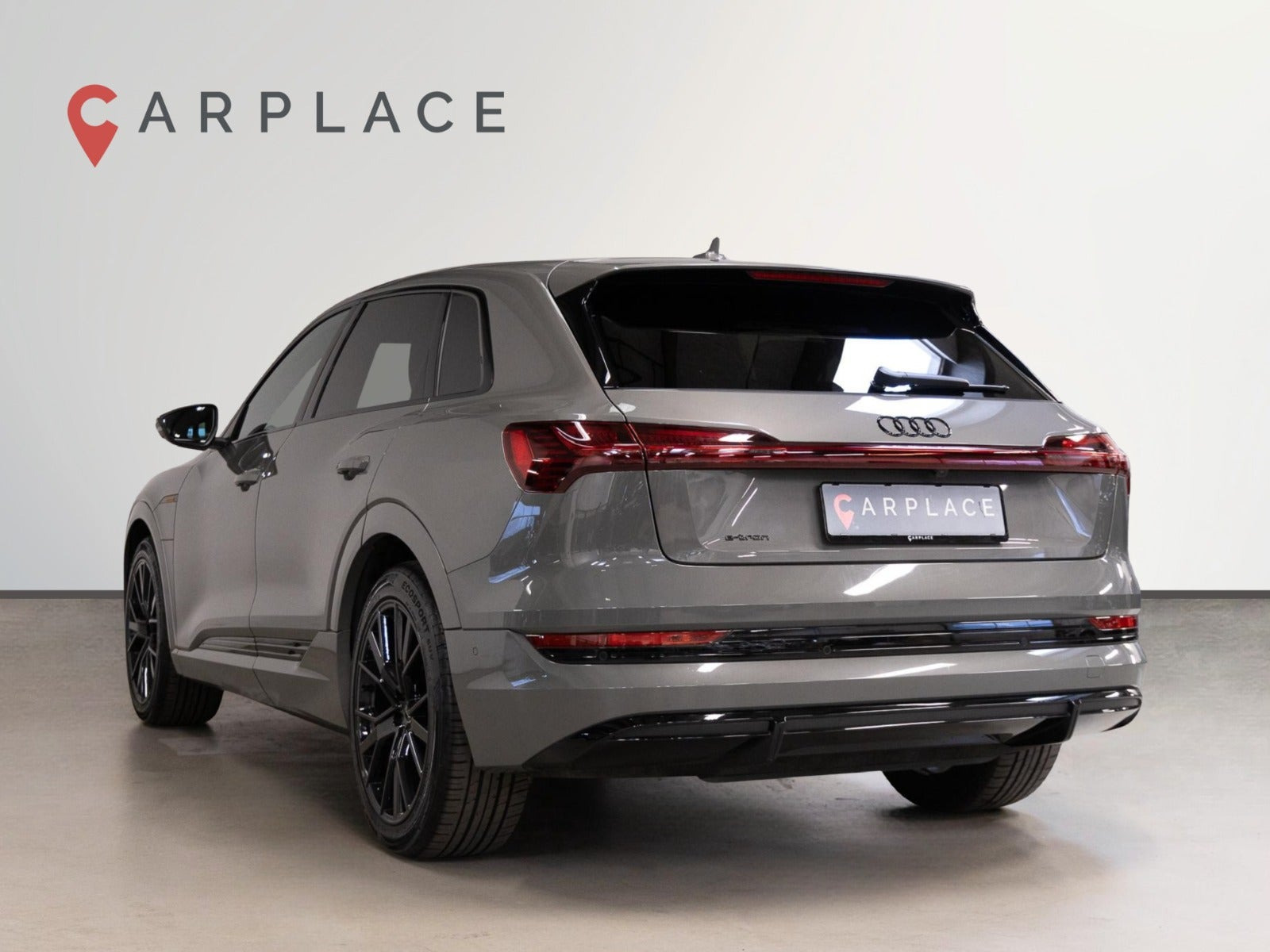 Grå Audi e-tron fra 2022