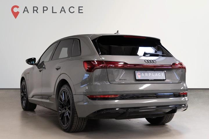 Grå Audi e-tron fra 2022
