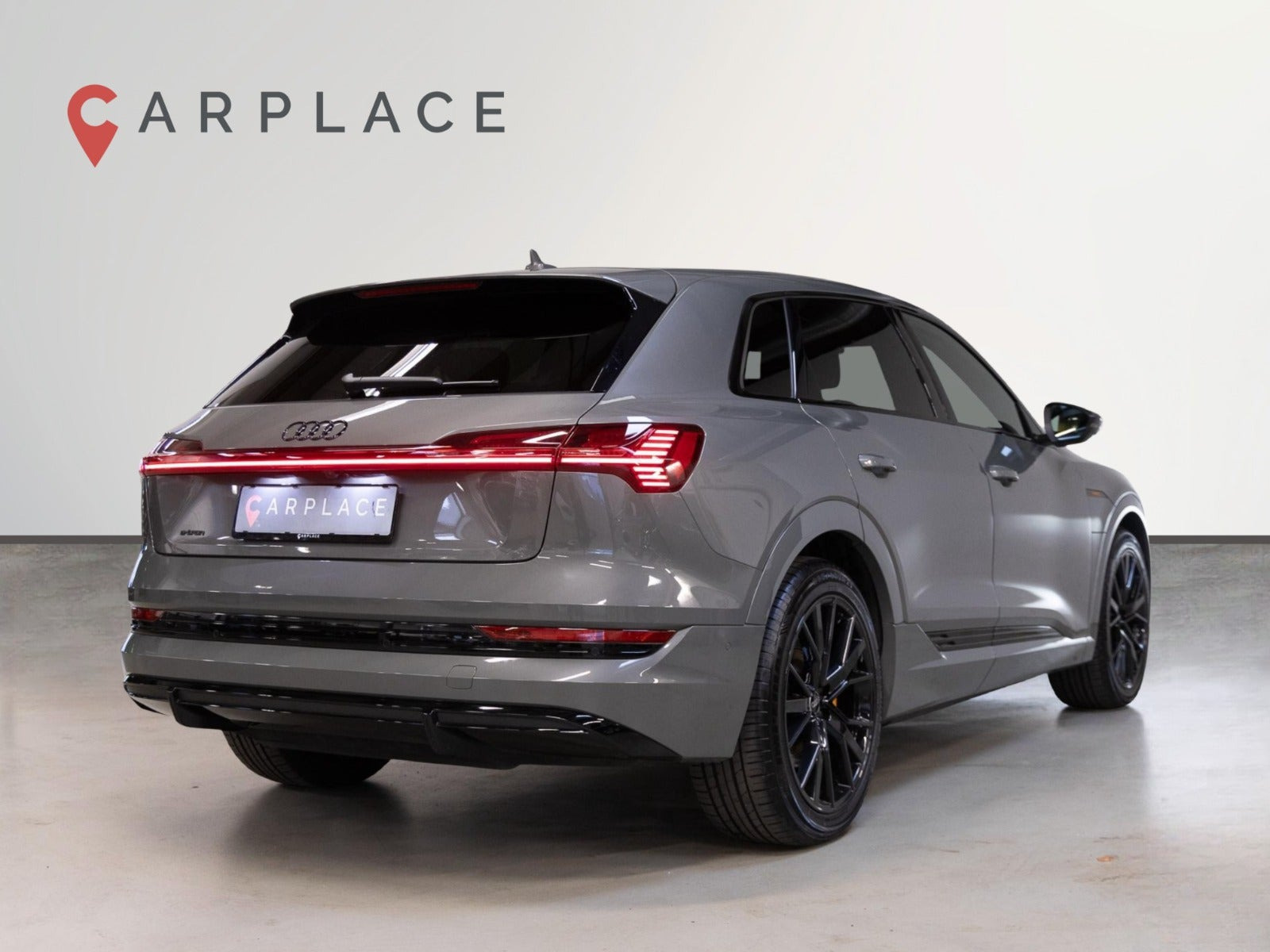 Grå Audi e-tron fra 2022