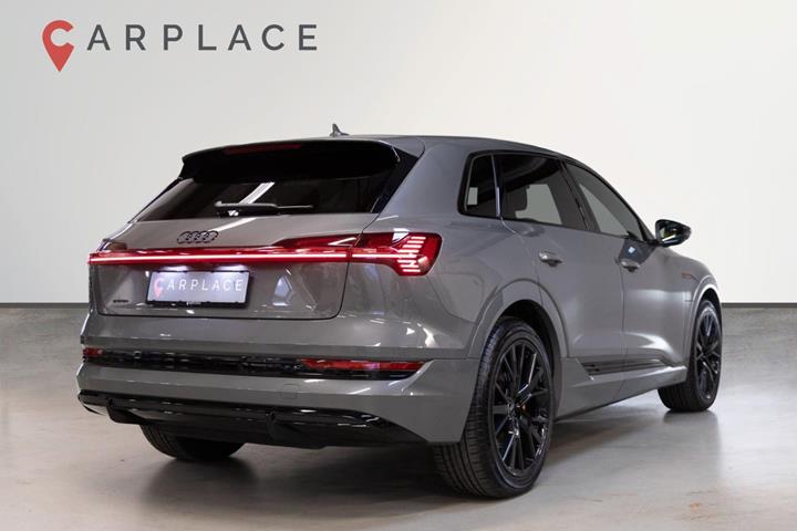 Grå Audi e-tron fra 2022