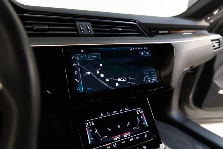Grå Audi e-tron fra 2022