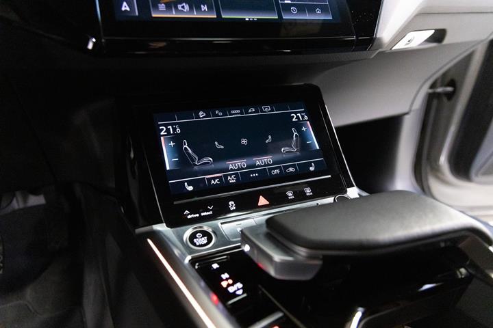 Grå Audi e-tron fra 2022