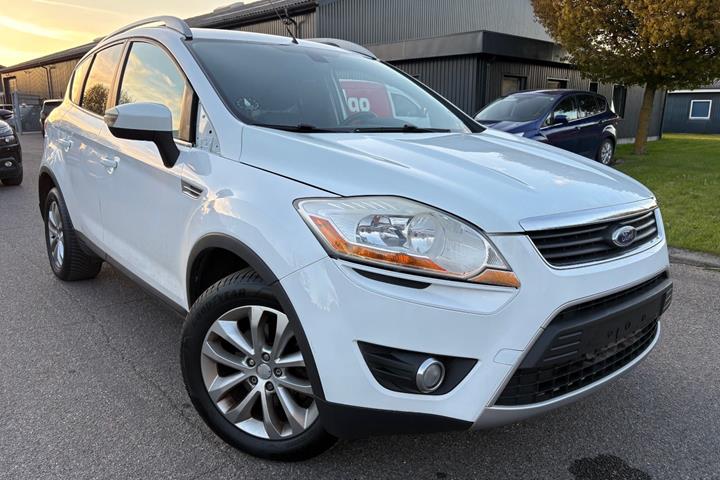 Hvid Ford Kuga fra 2009 set udefra