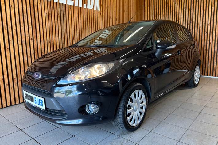 Sort Ford Fiesta fra 2012 set udefra
