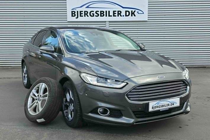 Grå Ford Mondeo fra 2018 set udefra