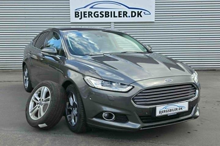 Grå Ford Mondeo fra 2018 set udefra