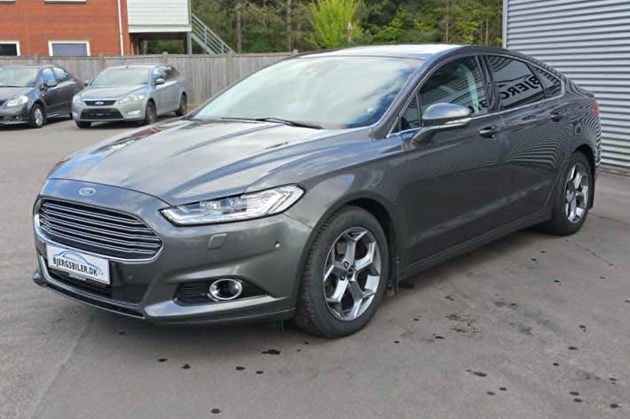 Grå Ford Mondeo fra 2018