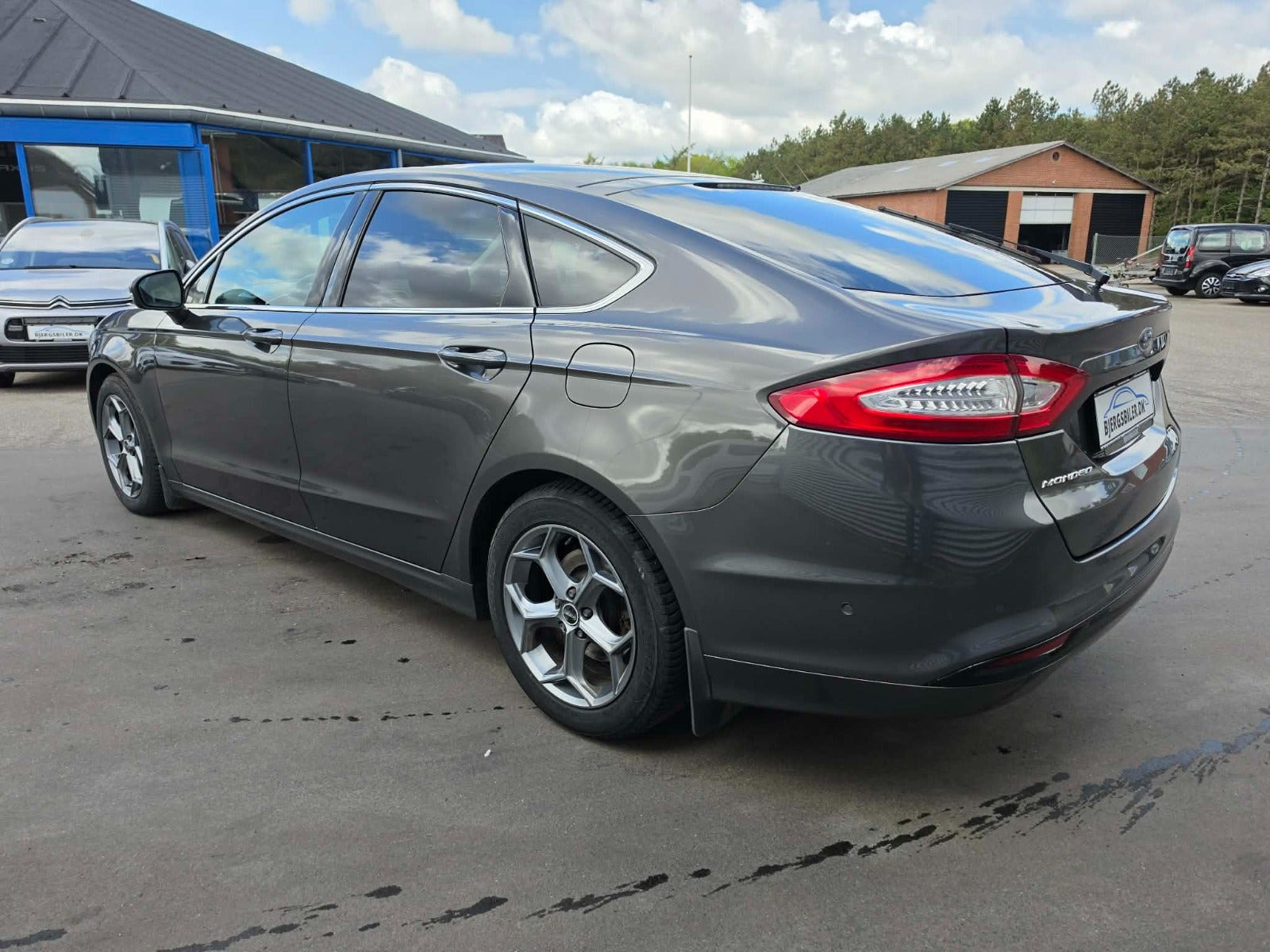 Grå Ford Mondeo fra 2018