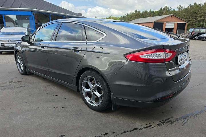 Grå Ford Mondeo fra 2018