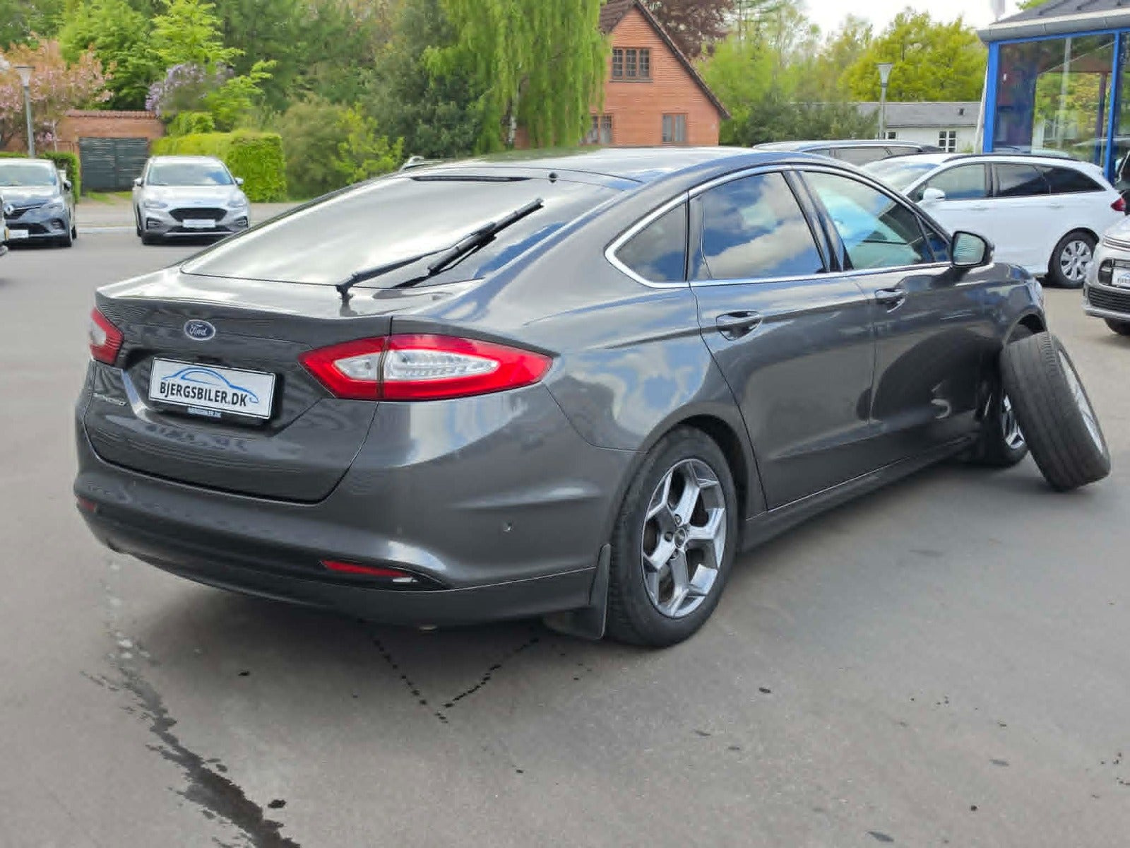 Grå Ford Mondeo fra 2018