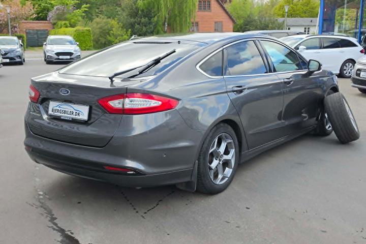 Grå Ford Mondeo fra 2018