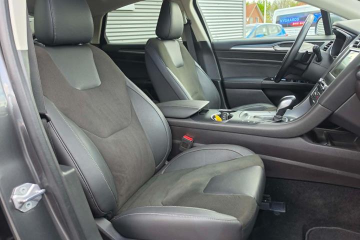 Grå Ford Mondeo fra 2018