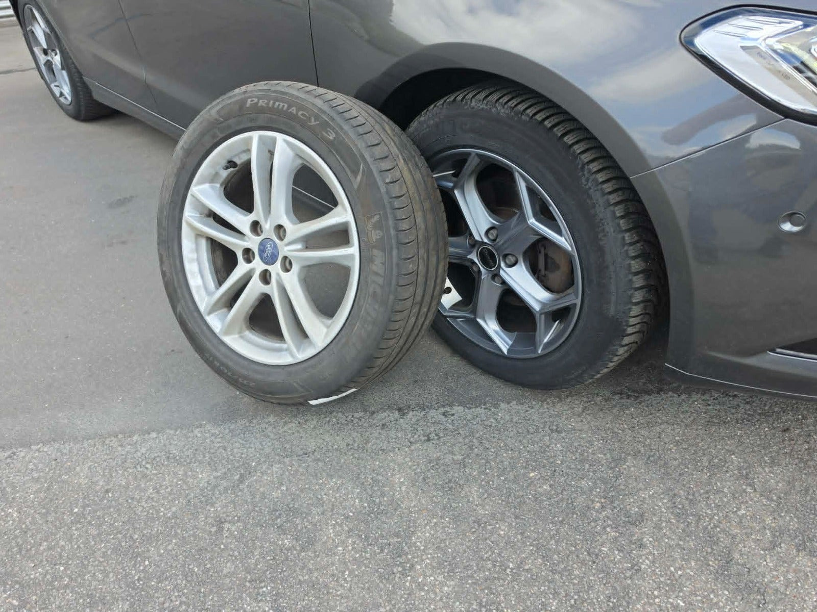 Grå Ford Mondeo fra 2018