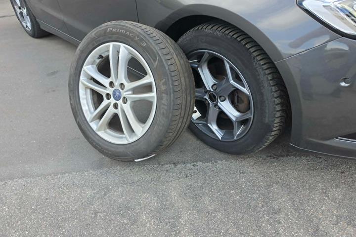 Grå Ford Mondeo fra 2018