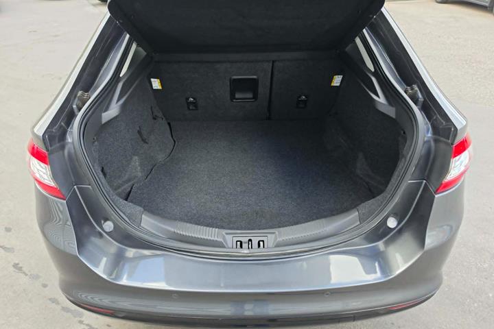 Grå Ford Mondeo fra 2018