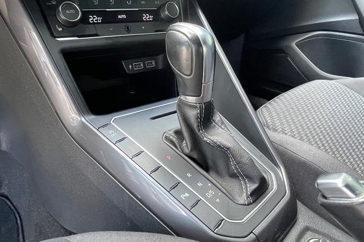 Grå VW Polo fra 2019