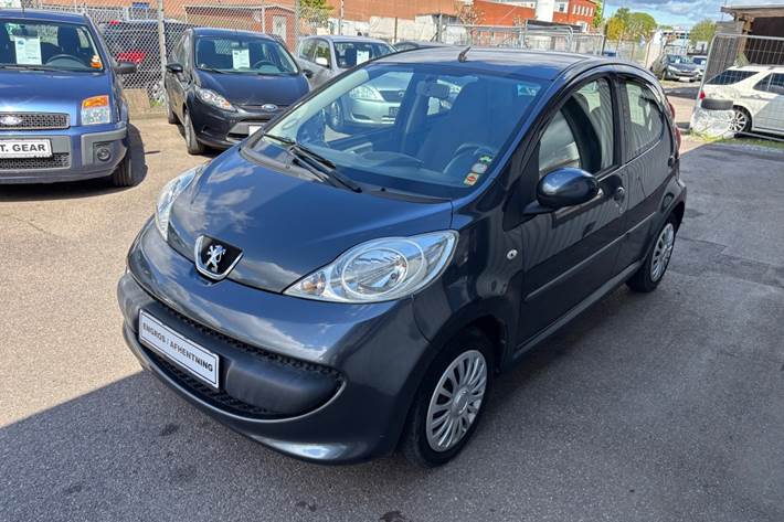 Grå Peugeot 107 fra 2006