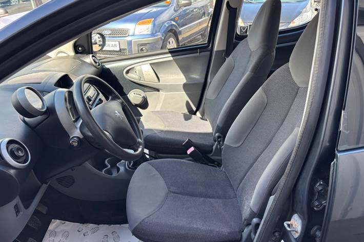 Grå Peugeot 107 fra 2006