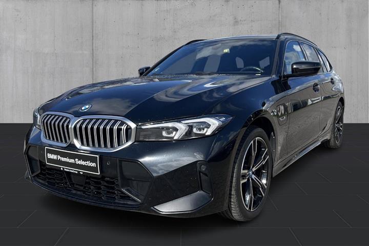 Sort BMW 320e fra 2023 set udefra