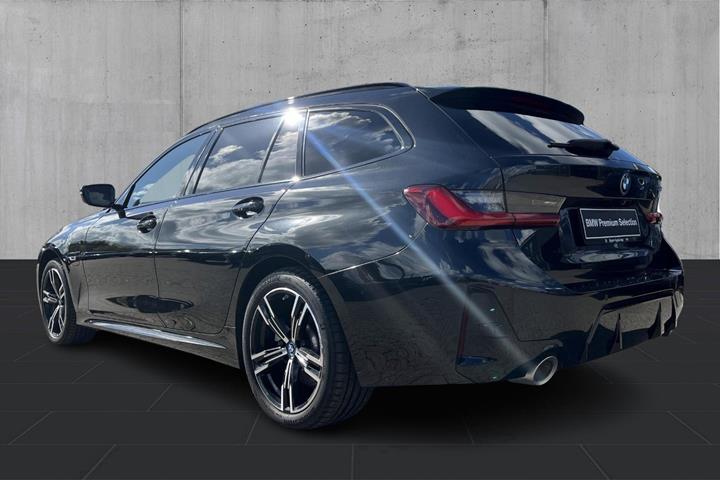 Sort BMW 320e fra 2023