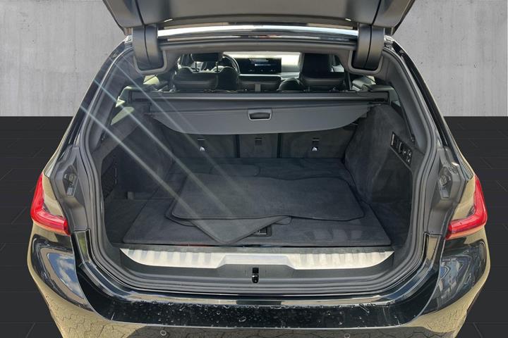 Sort BMW 320e fra 2023