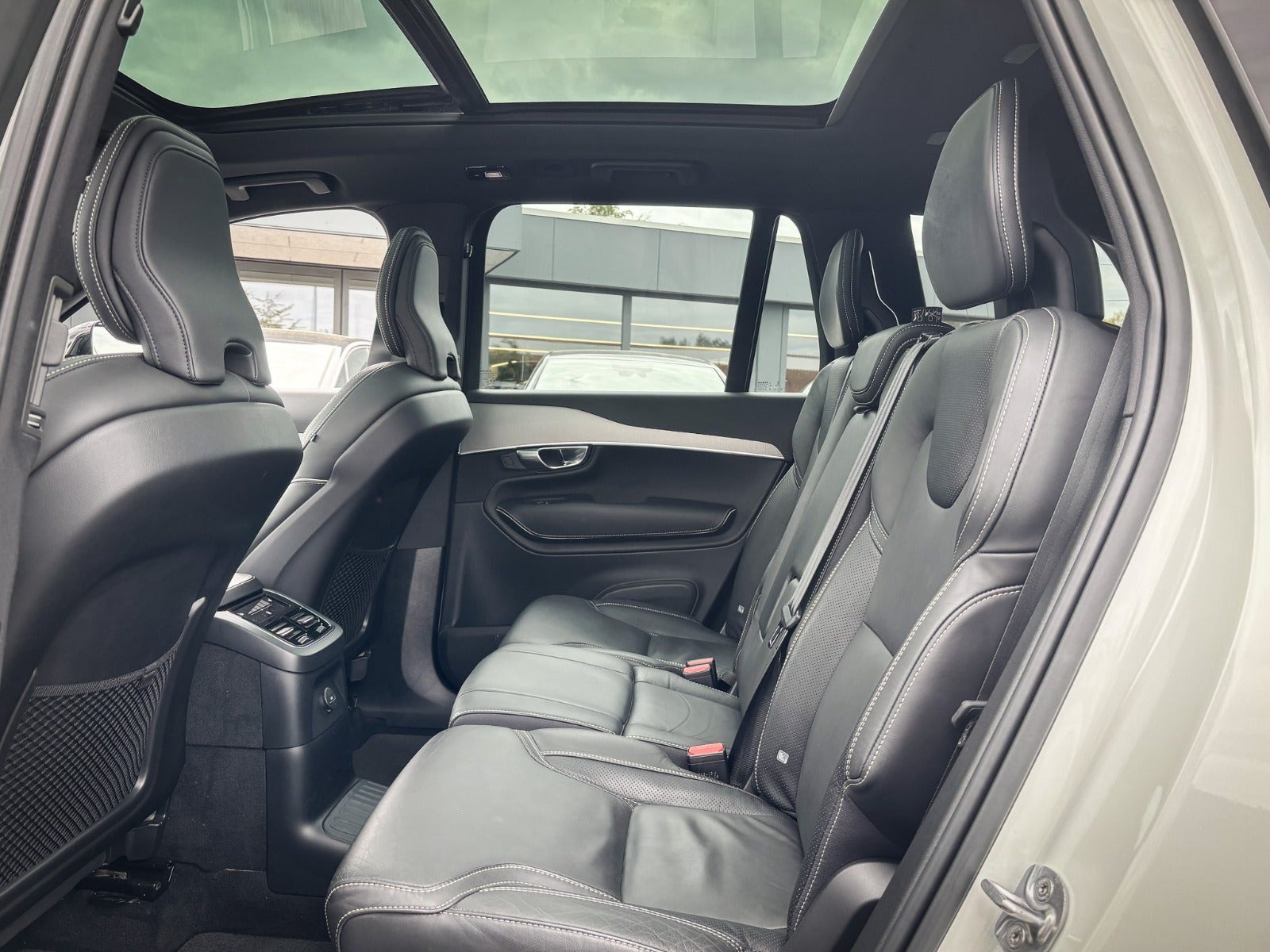 Hvid Volvo XC90 fra 2023