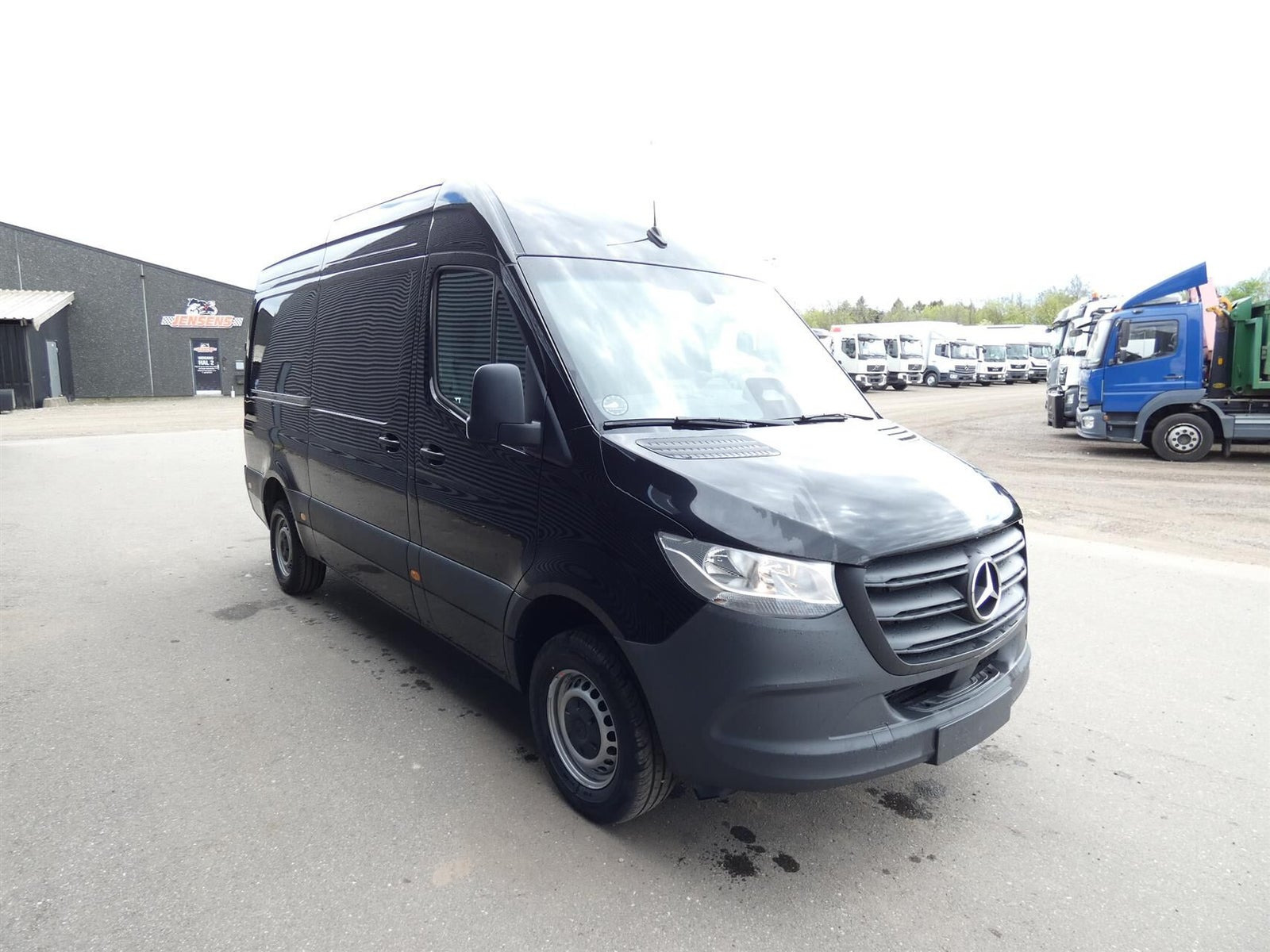 Sort Mercedes Sprinter 317 fra 2025